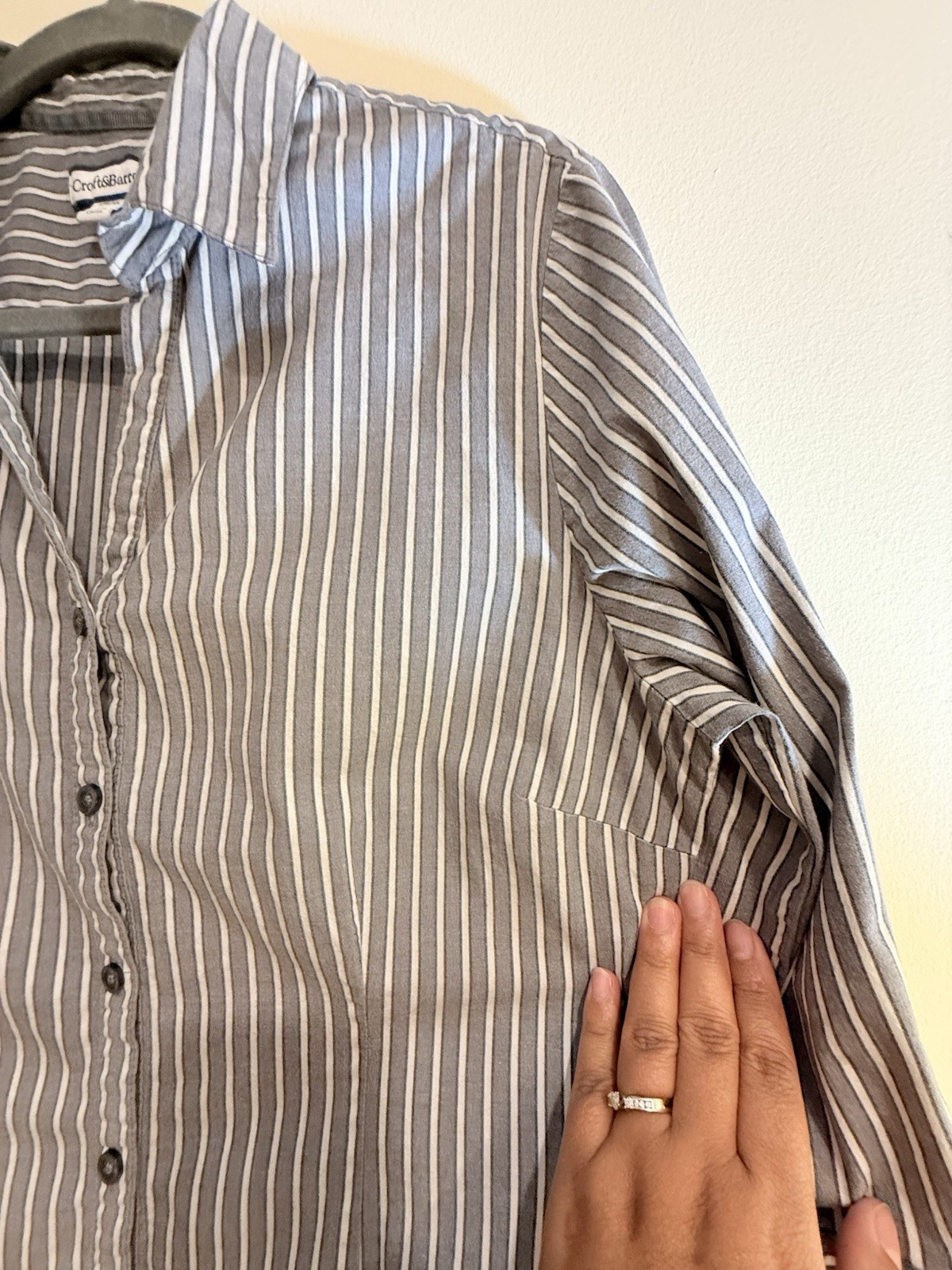 Classic Croft & Barrow Women XL Gray/White Striped Stretch 3/4 Sleeve Button-Up