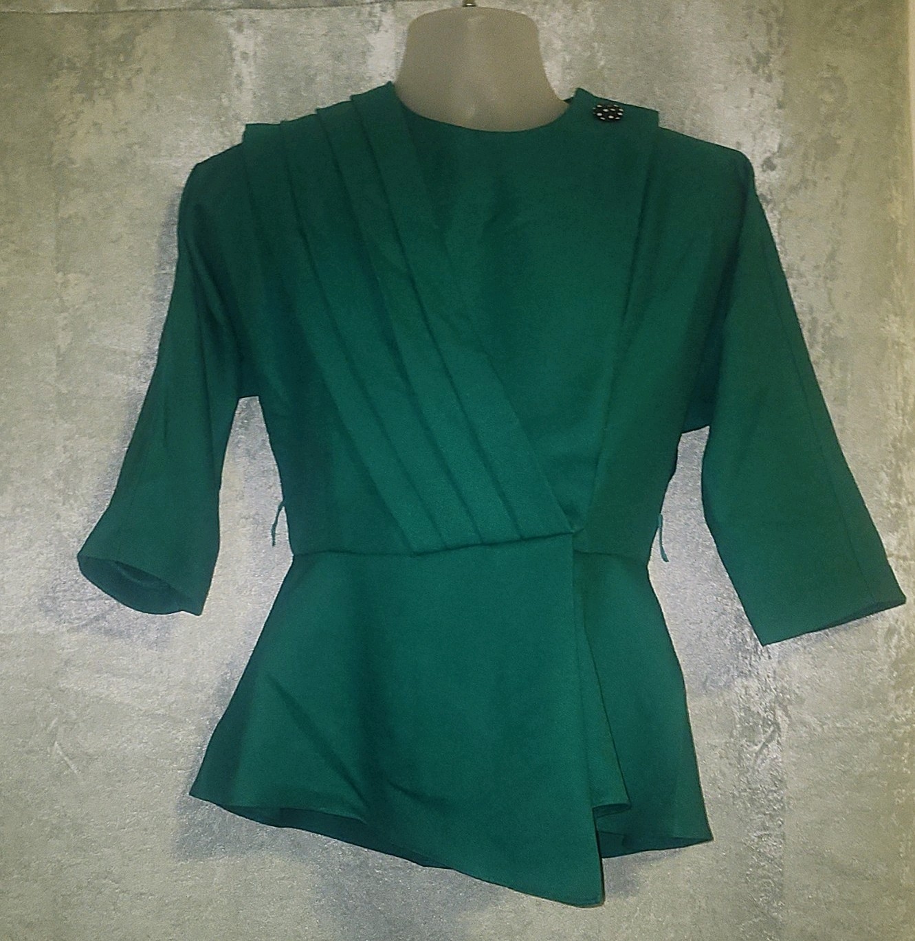 T J Women’s Green Solid Round Neck 3/4 Sleeve Button Accent Blazer Size 10