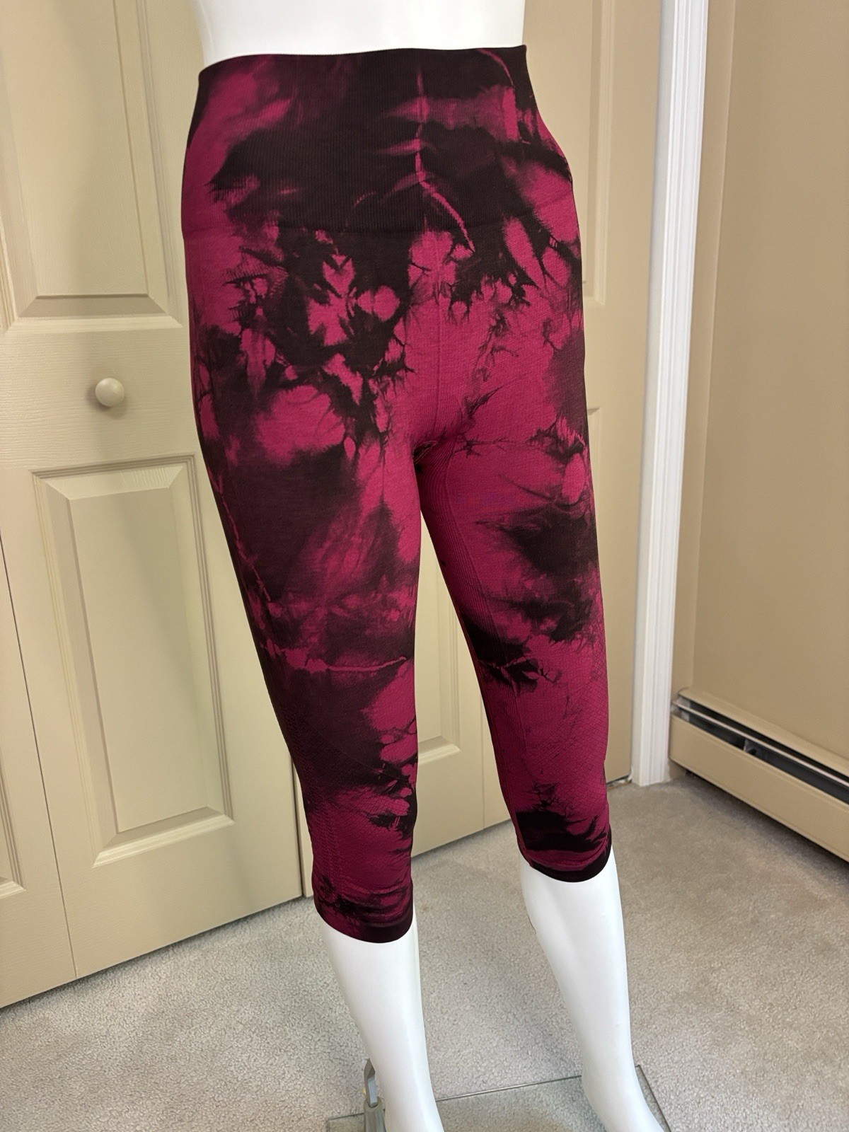 Lululemon Women’s In the Flow II Leggings Size 4 Wineberry Tie Dye Logo Accent