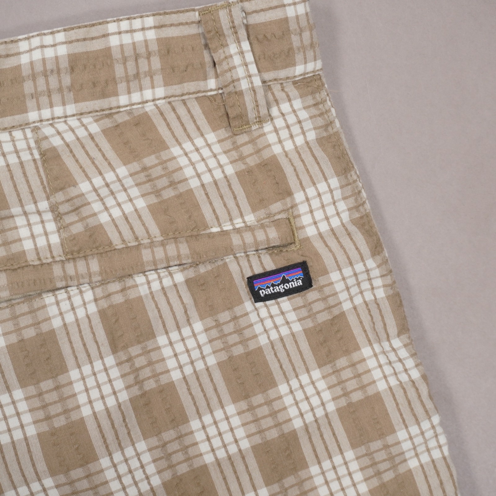 Patagonia Puckerware 8″ Shorts Plaid Mens 32 Beige White Poly Cotton 57780 EUC