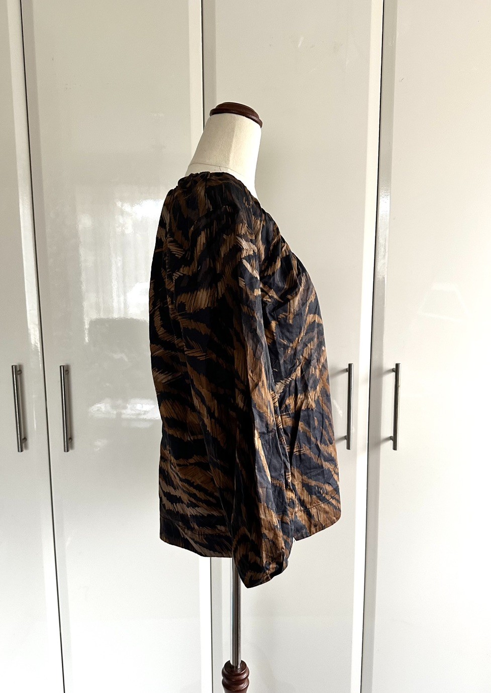 Veronika Maine 100% Cotton Tiger Long Sleeve Blouse Size 10 Brown Black V Neck