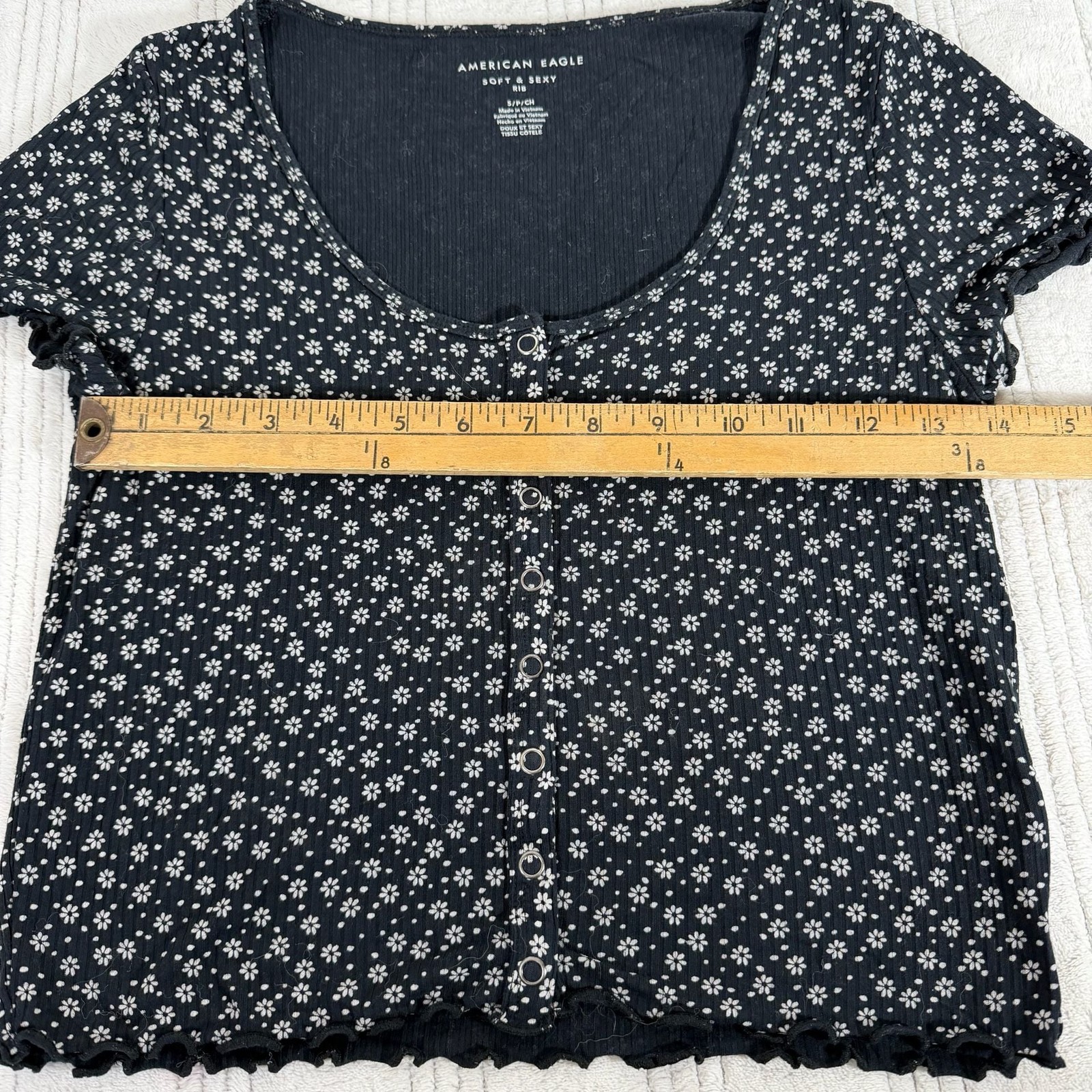 American Eagle Soft & Sexy Ribbed Black Floral Button-Front Lettuce Edge Baby Te