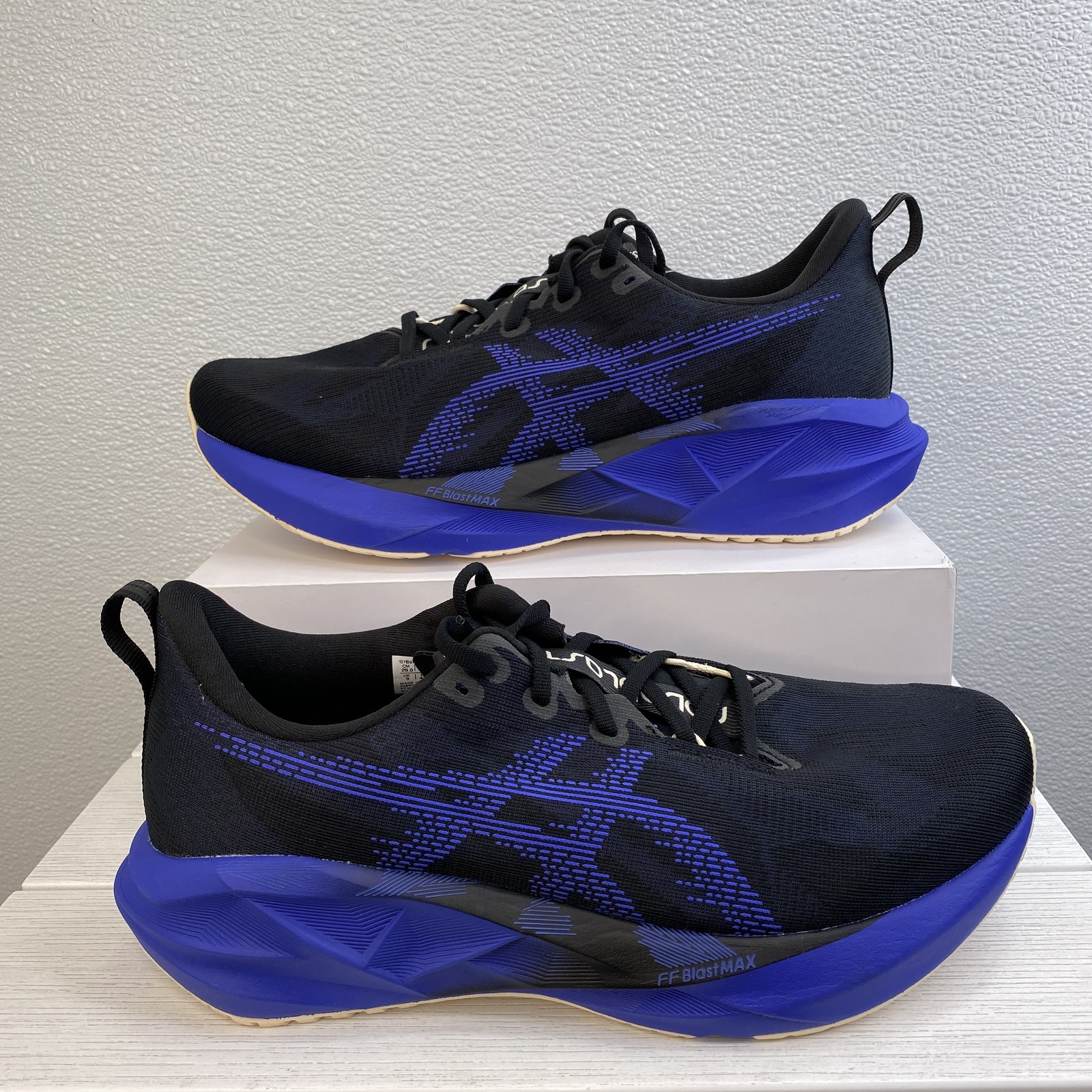 Asics Novablast 5 Men’s Size 10 Wide Black/Cobalt Burst Mesh Running Sneakers