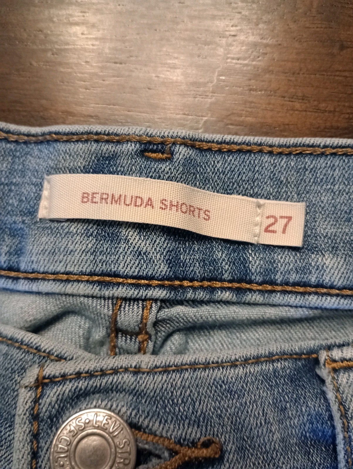 Levi’s Cut Off Bermuda Shorts Women’s Size 4/27 Light Wash Stretchy Comfortable