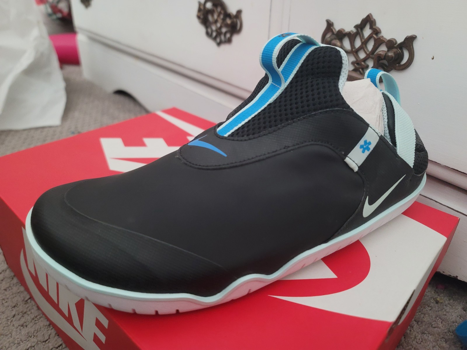 Size 10.5 womens size 9 mens- Nike Zoom Pulse Teal Tint Black limited edition
