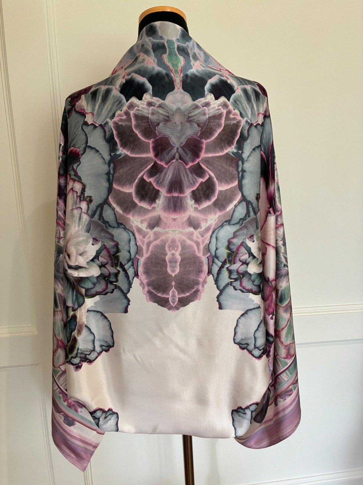 Ted Baker silk shawl/cape/cocoon/shrug/scarf pink background *lovely* accessory