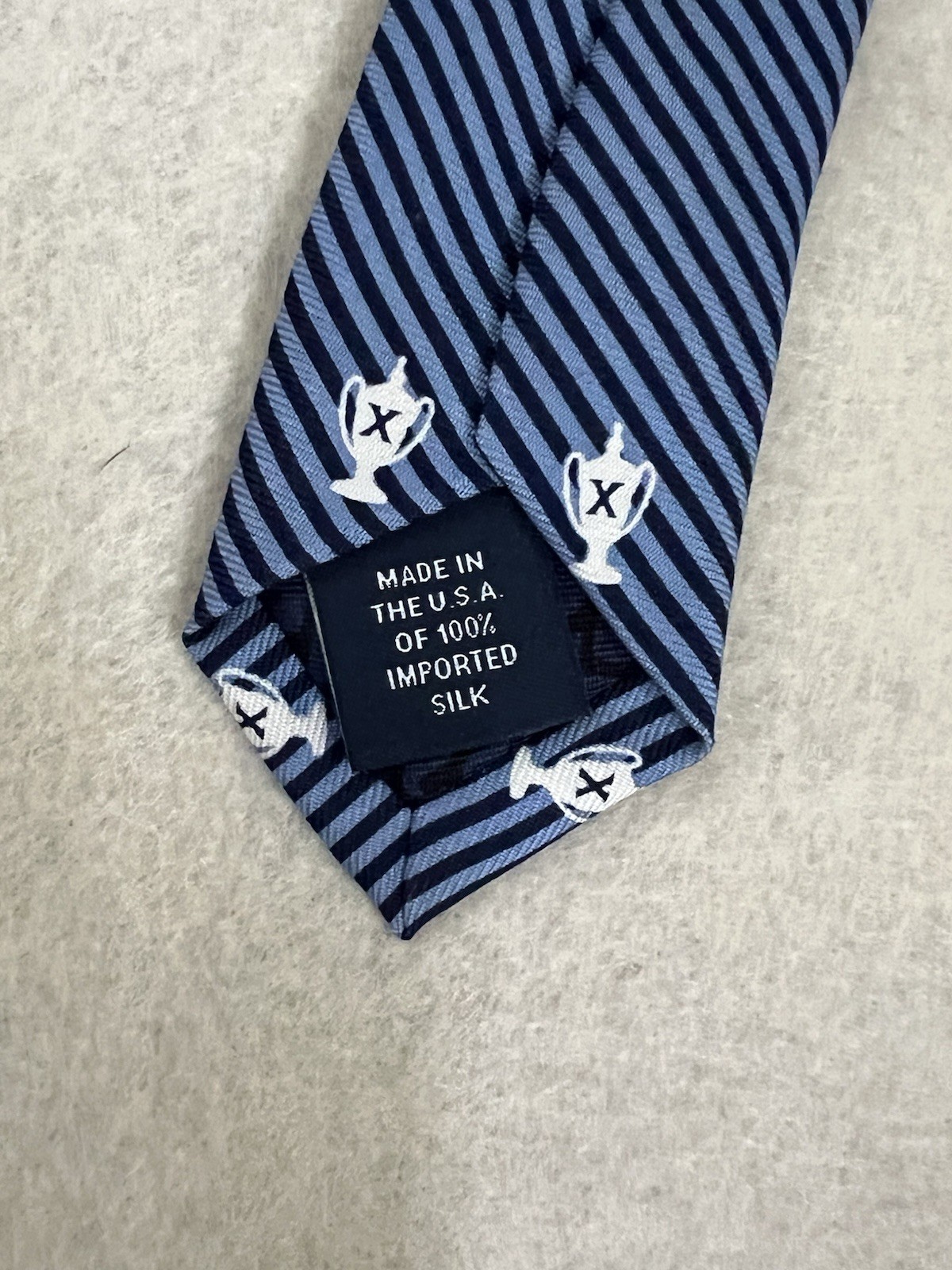 Vineyard Vines Blue/White Striped Golf Trophy Logo Silk Woven Men’s Tie 3.35”