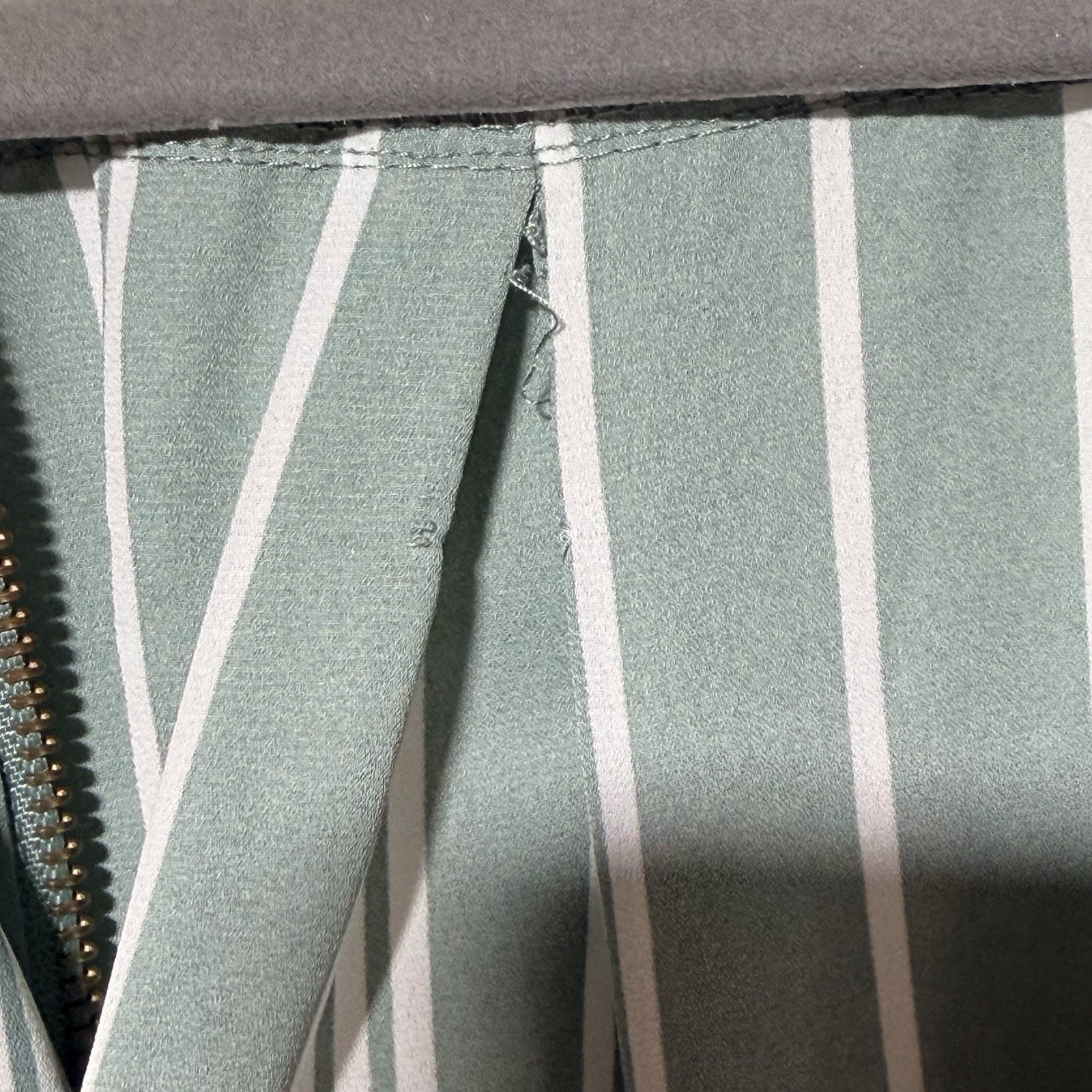 rue21 Womens Green White Striped Woven V-Neck Zip Roll Tab Blouse L