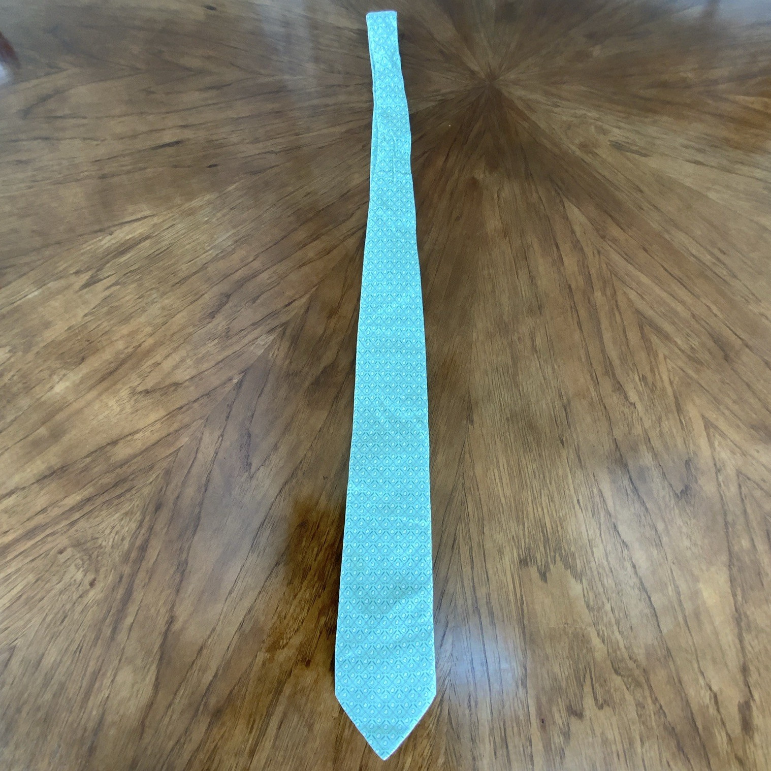Vineyard Vines Men’s Green/White/Blue Geometric Pointed Tie w/ Logo Accent