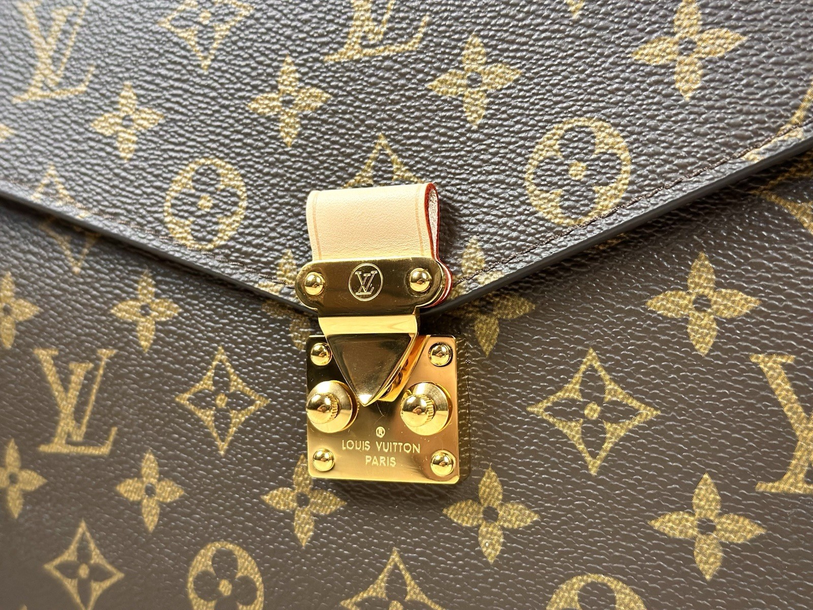 Authentic Louis Vuitton Pochette Métis– Excellent Condition