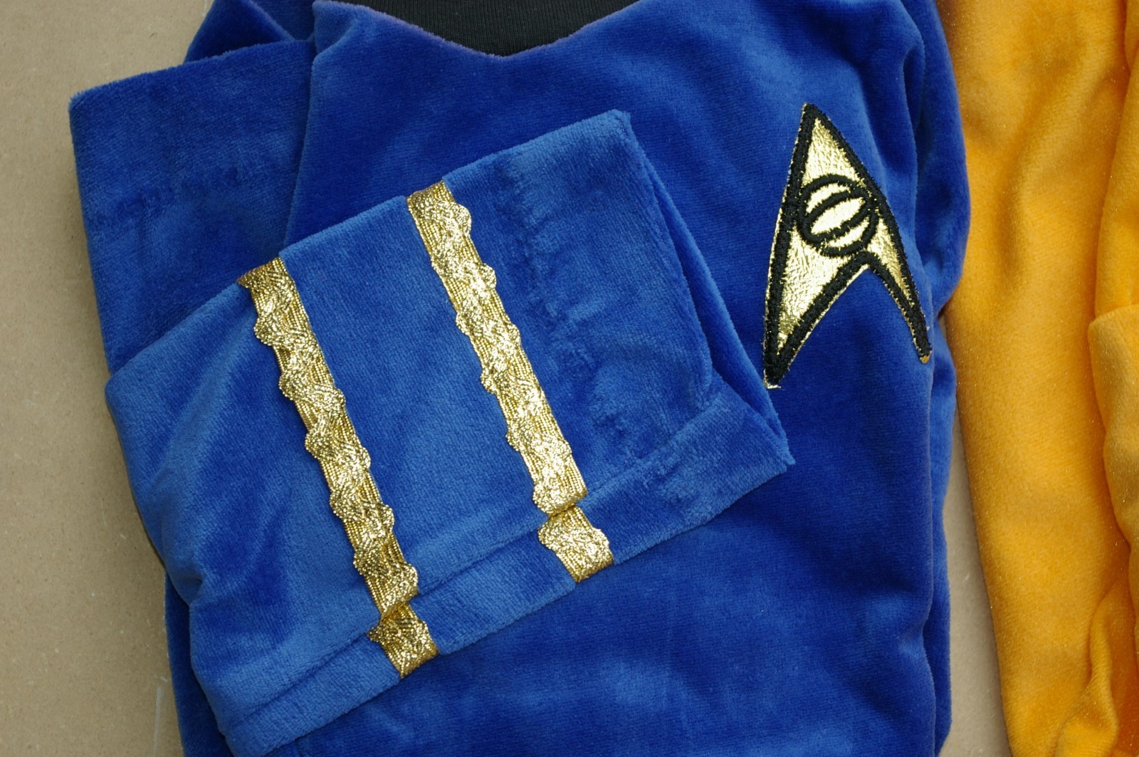 STAR TREK TOS STARFLEET TUNIC, NEW, VERY LOW PRICE