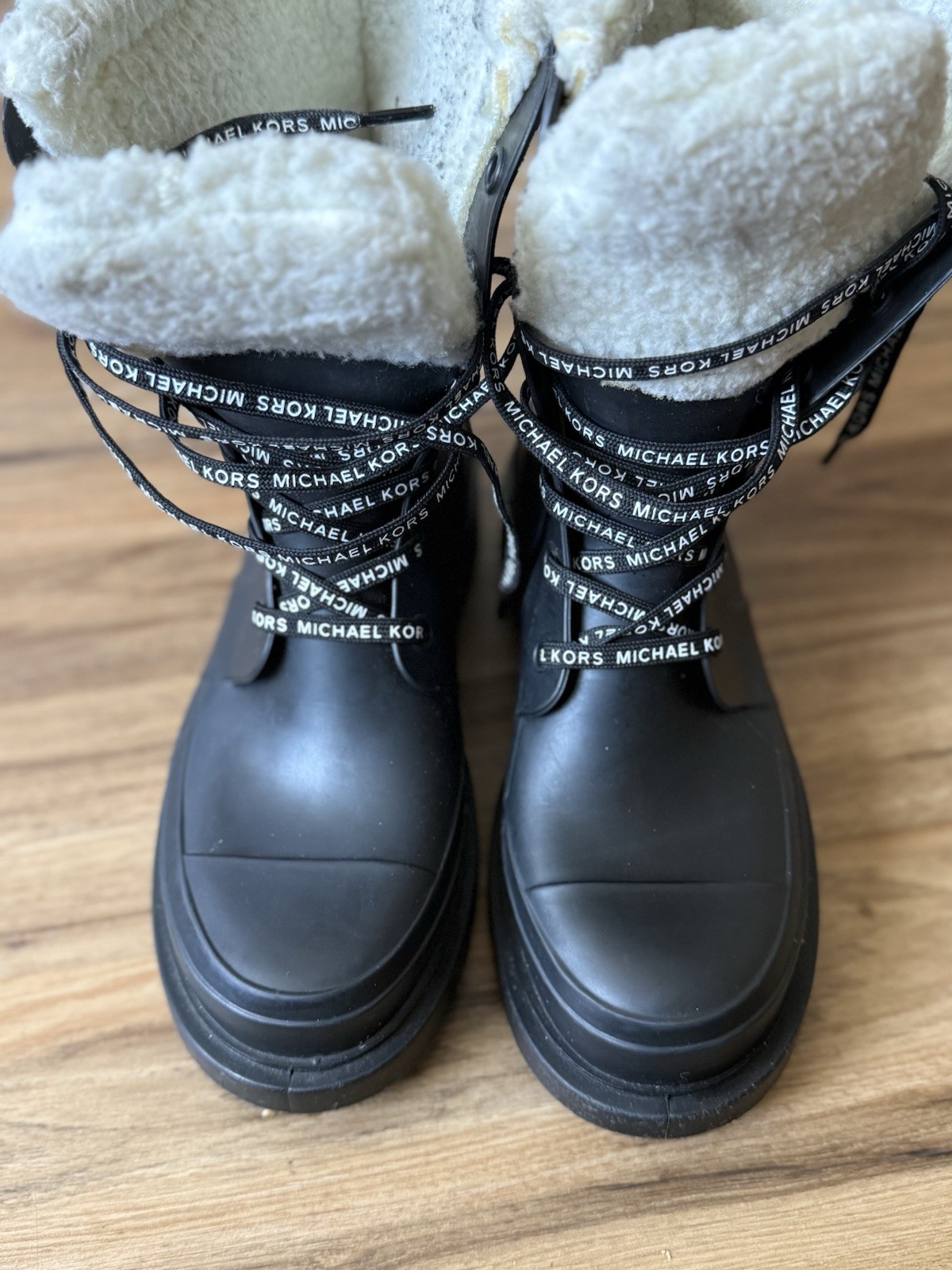 MICHAEL KORS Chelsea Women’s Black Rubber Ankle Bootie Lace-Up Logo Sz 8