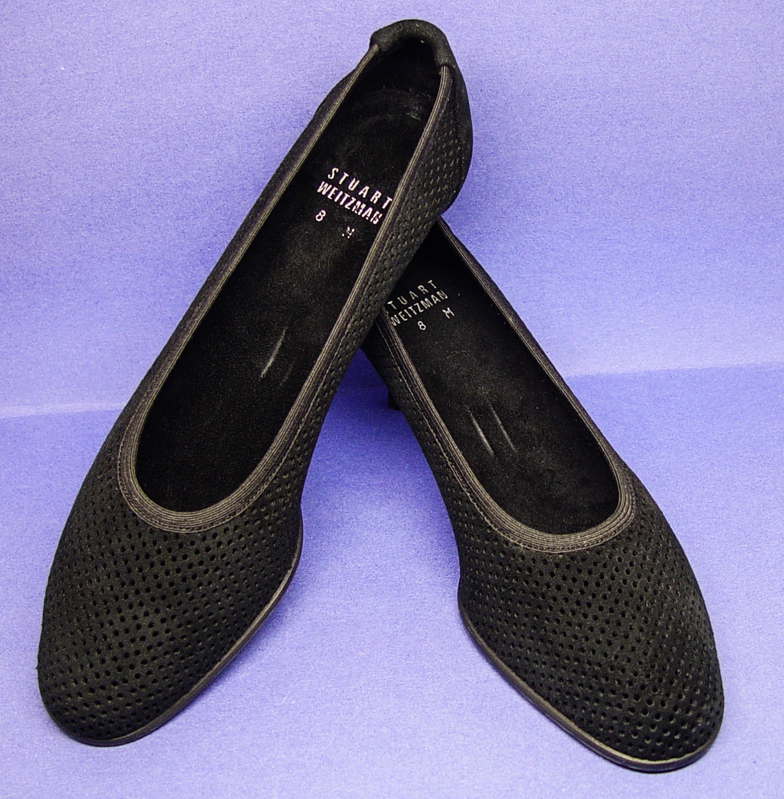 STUART WEITZMAN MADE IN SPAIN 8M PERFORATED SUEDE 2.5″ PUMPS PRISTINE CONDITION