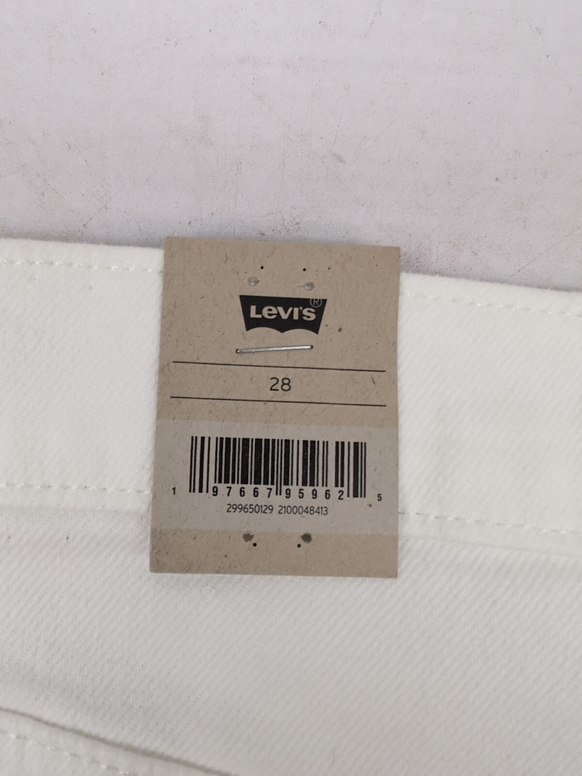 Levi Strauss Women’s Mid Rise Mid Length Slim Hip Denim Short White Sz 28 AM36