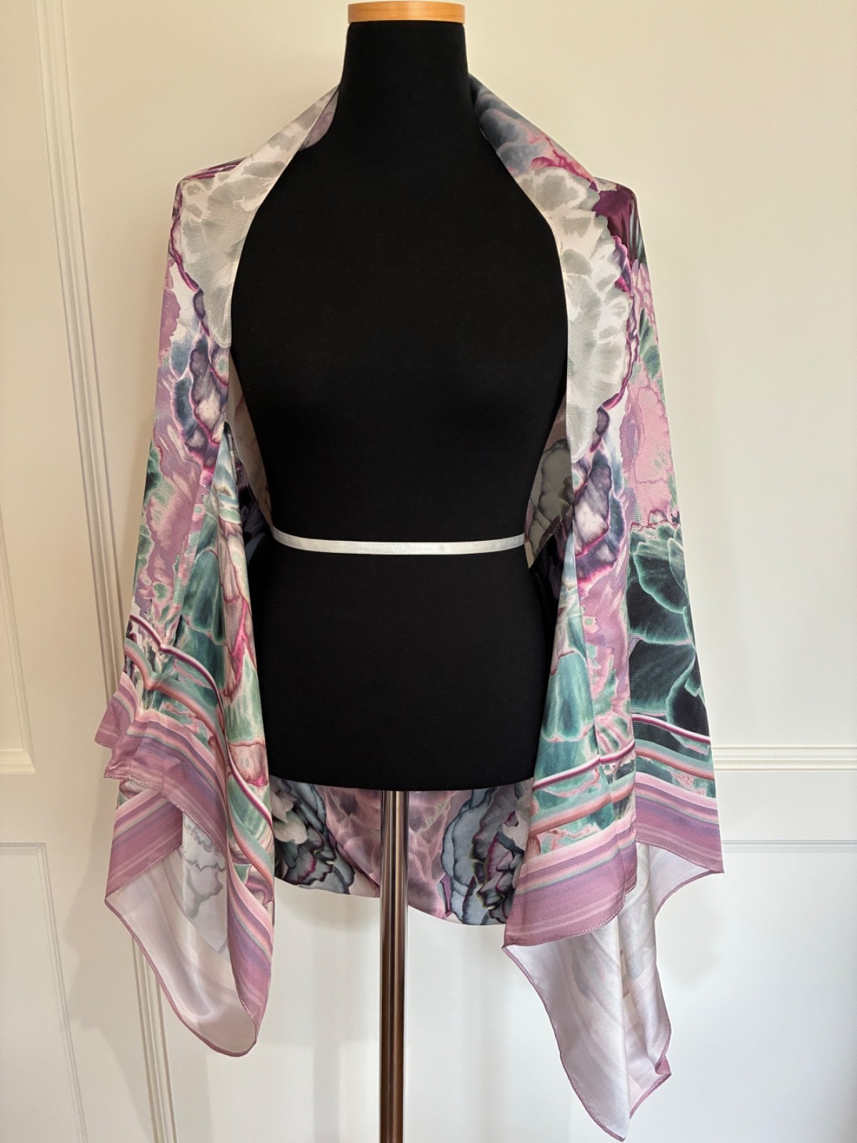 Ted Baker silk shawl/cape/cocoon/shrug/scarf pink background *lovely* accessory