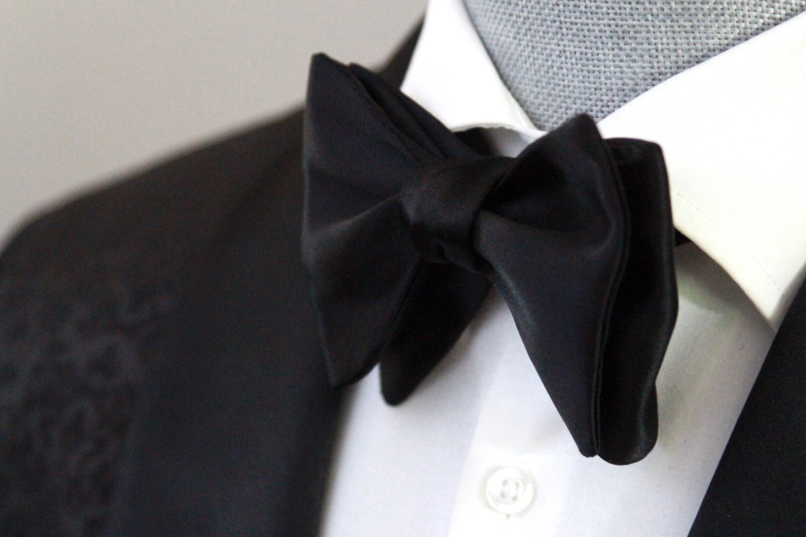 Men’s Pre-tied Bow tie 100%Silk Charmeuse Black Bow tie Small Compact Butterfly