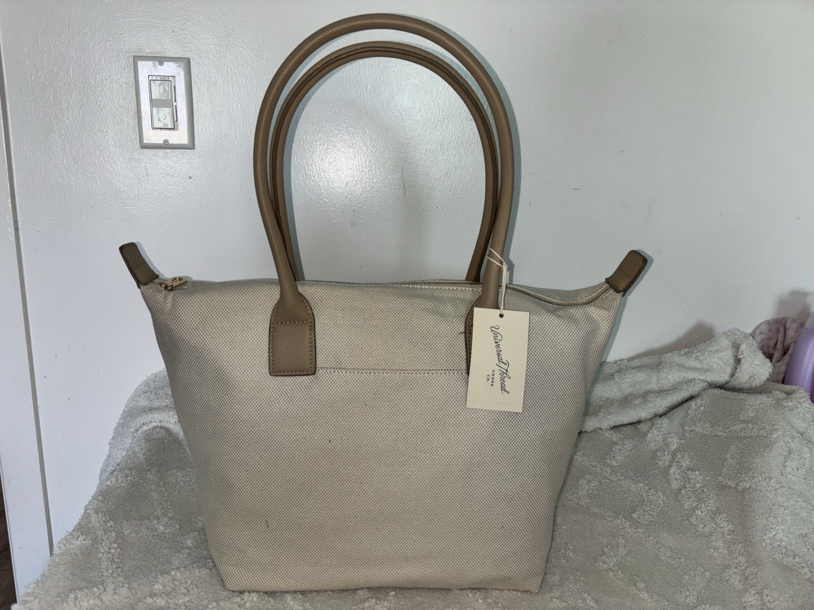 Universal Thread Beige Medium Tote Zip Top Brown Handles Strap Inner Pockets