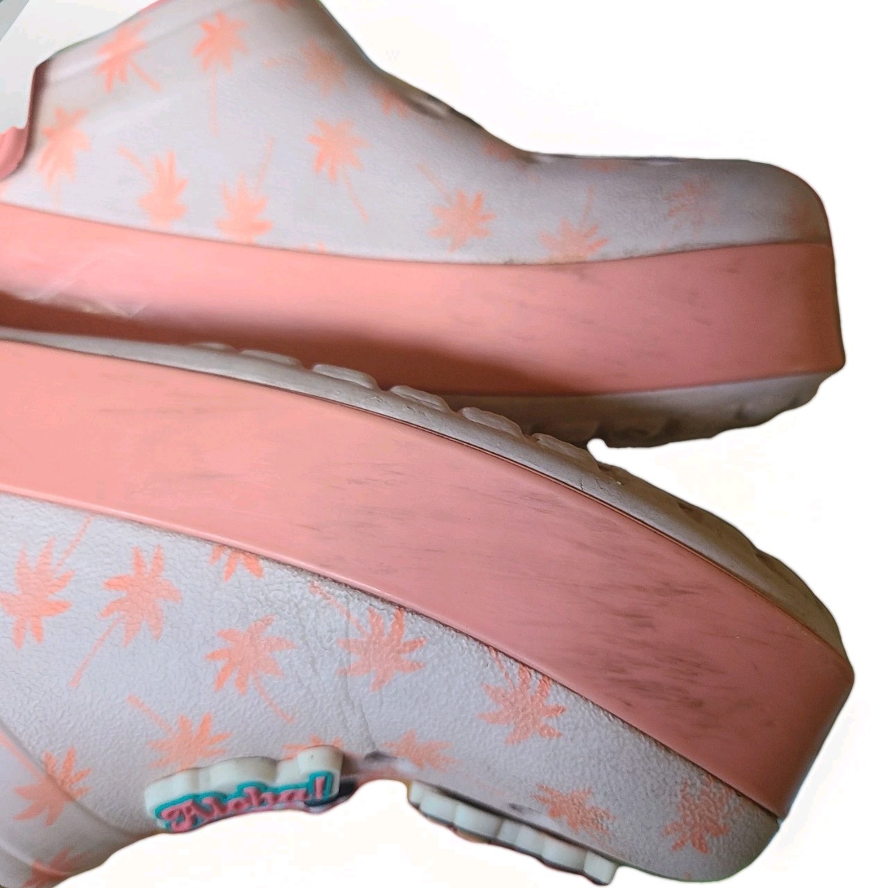 Crocs Clogs W/8 – M/6 Peach & Jibbitz Charms