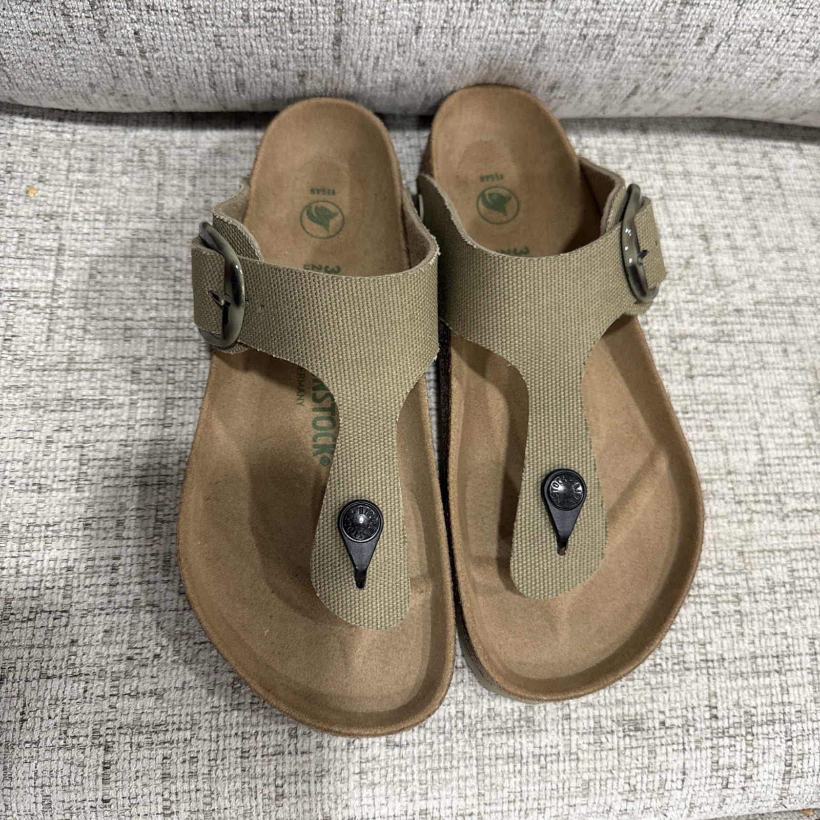 Birkenstock NWOB Gizeh Big Buckle Rivet Logo Faded Khaki Textile Vegan size 39