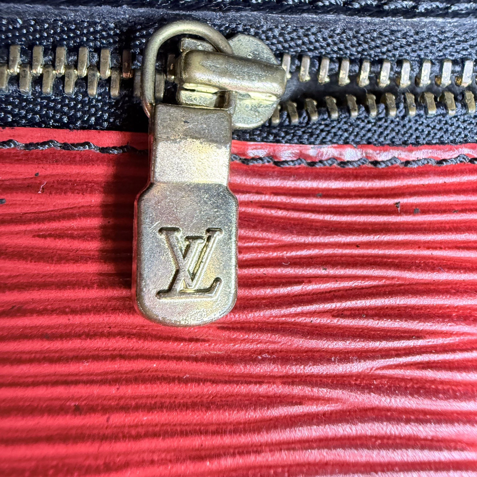 Authentic Louis Vuitton Saint Cloud GM Epi Shoulder Bag