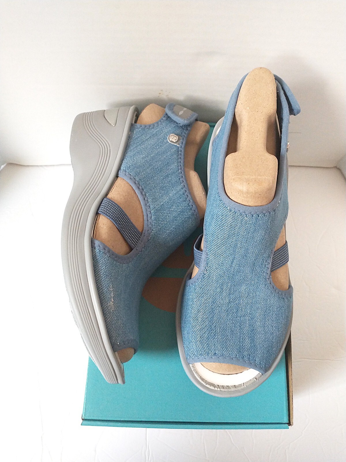 New! BZEES ~Size 8.5 ~ Dream Wedge Sandals Machine Washable Denim Blue Open-Toe