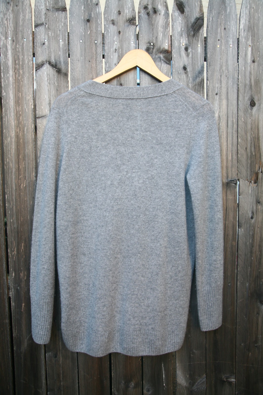 Size M – BLOOMINGDALE’S Women’s Gray 100% Cashmere Boyfriend Cardigan Sweater