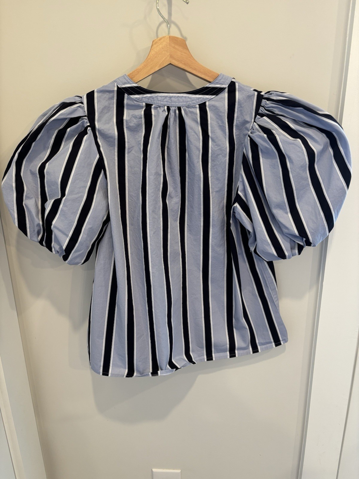 Vince Camuto Women’s M Blue Black White Striped Puff Sleeve V-Neck Blouse