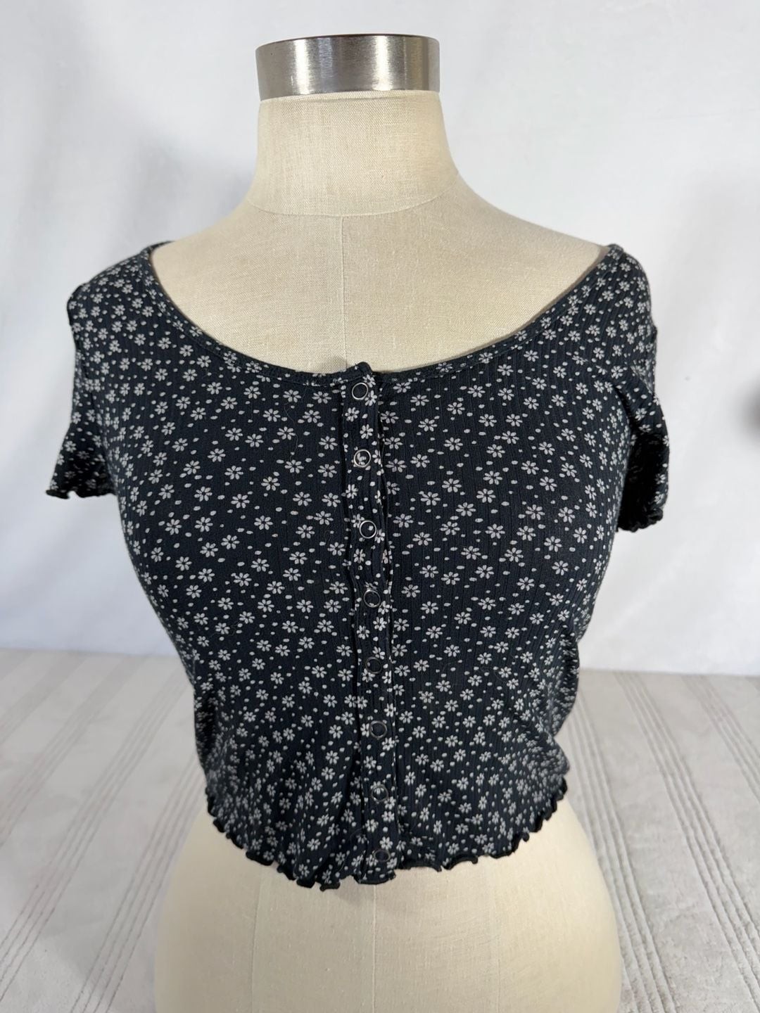 American Eagle Soft & Sexy Ribbed Black Floral Button-Front Lettuce Edge Baby Te