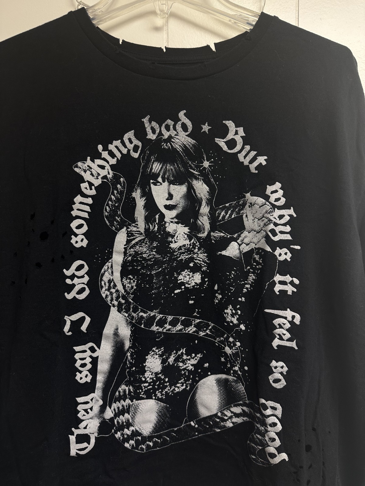 Taylor Swift Official Reputation Theme Distressed Black Tee XL