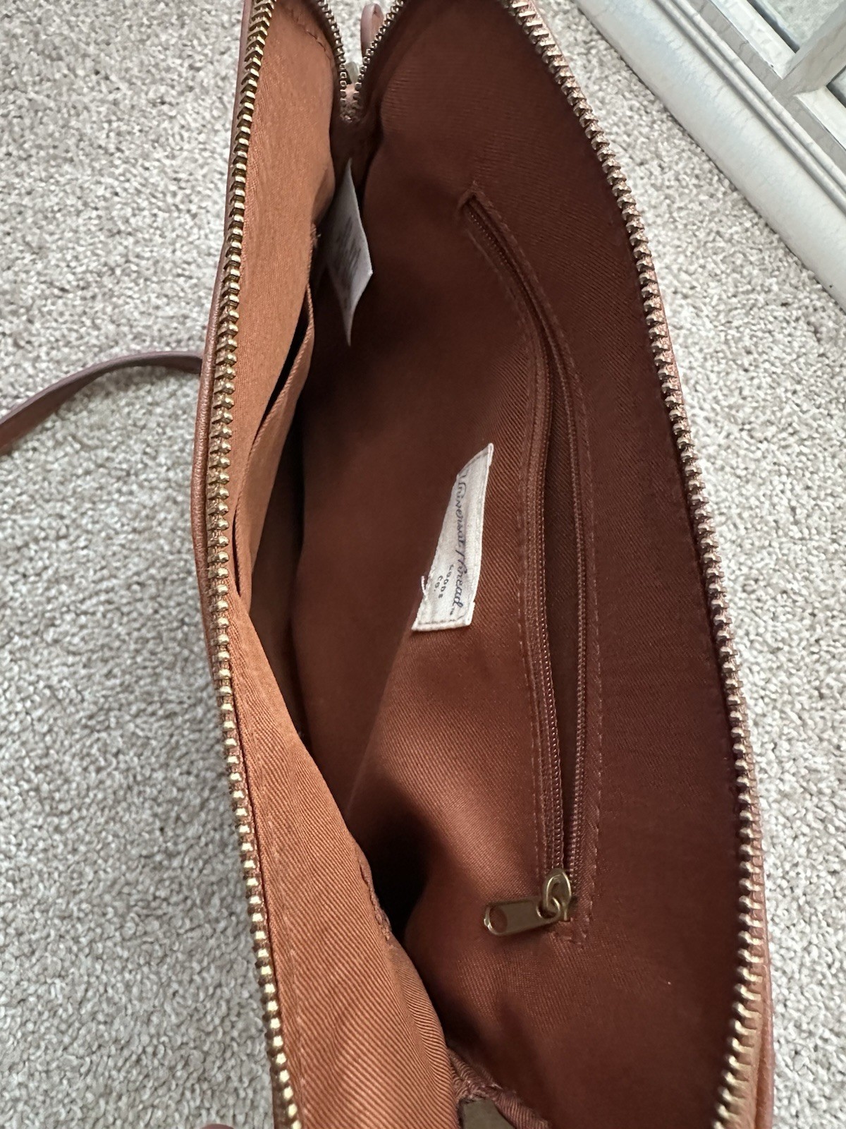 Universal Thread Brown Crossbody Bag Zip Closure Adjustable Strap Pockets Gold