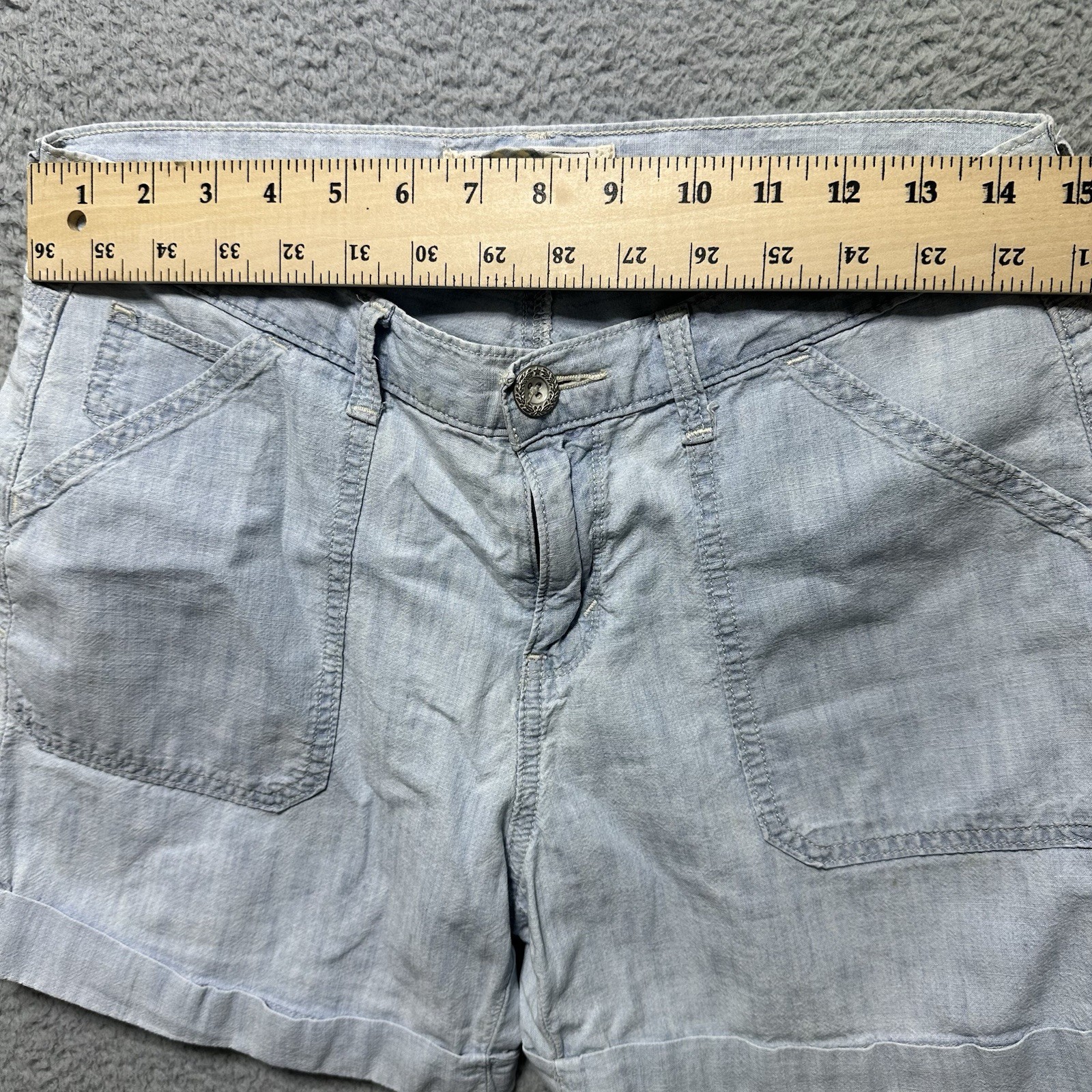 Women’s Levi’s Light Wash Cuffed Denim Boyfriend Jean Hot Mini Shorts Size 4 x 4