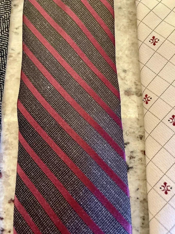 Calvin Klein Tie 100% Silk Classic Designer (57in-60in ) Necktie red/gray Stripe