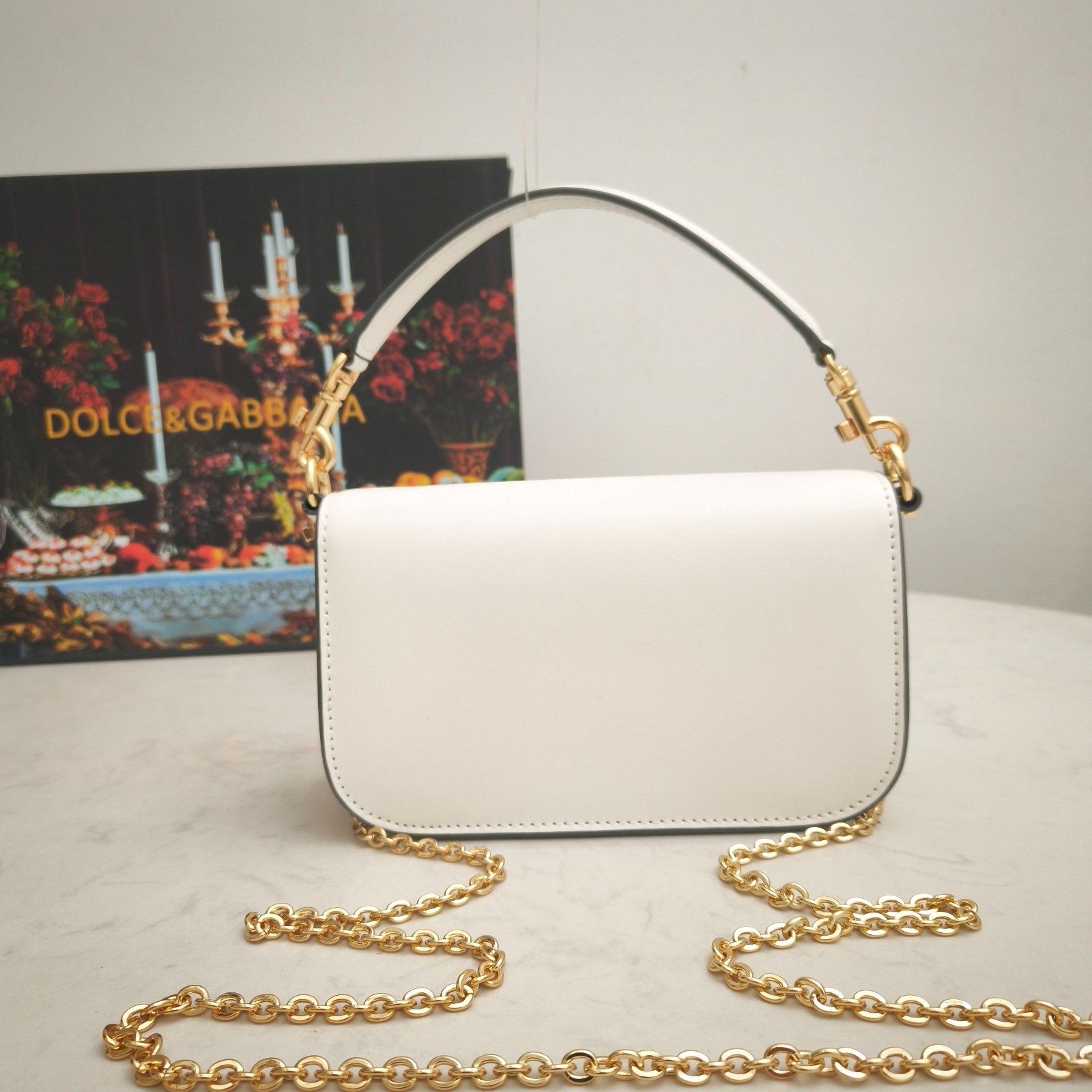 𝑫𝒐𝒍𝒄𝒆 & 𝑮𝒂𝒃𝒃𝒂𝒏𝒂 DG Leather Top Handle Chain Bag