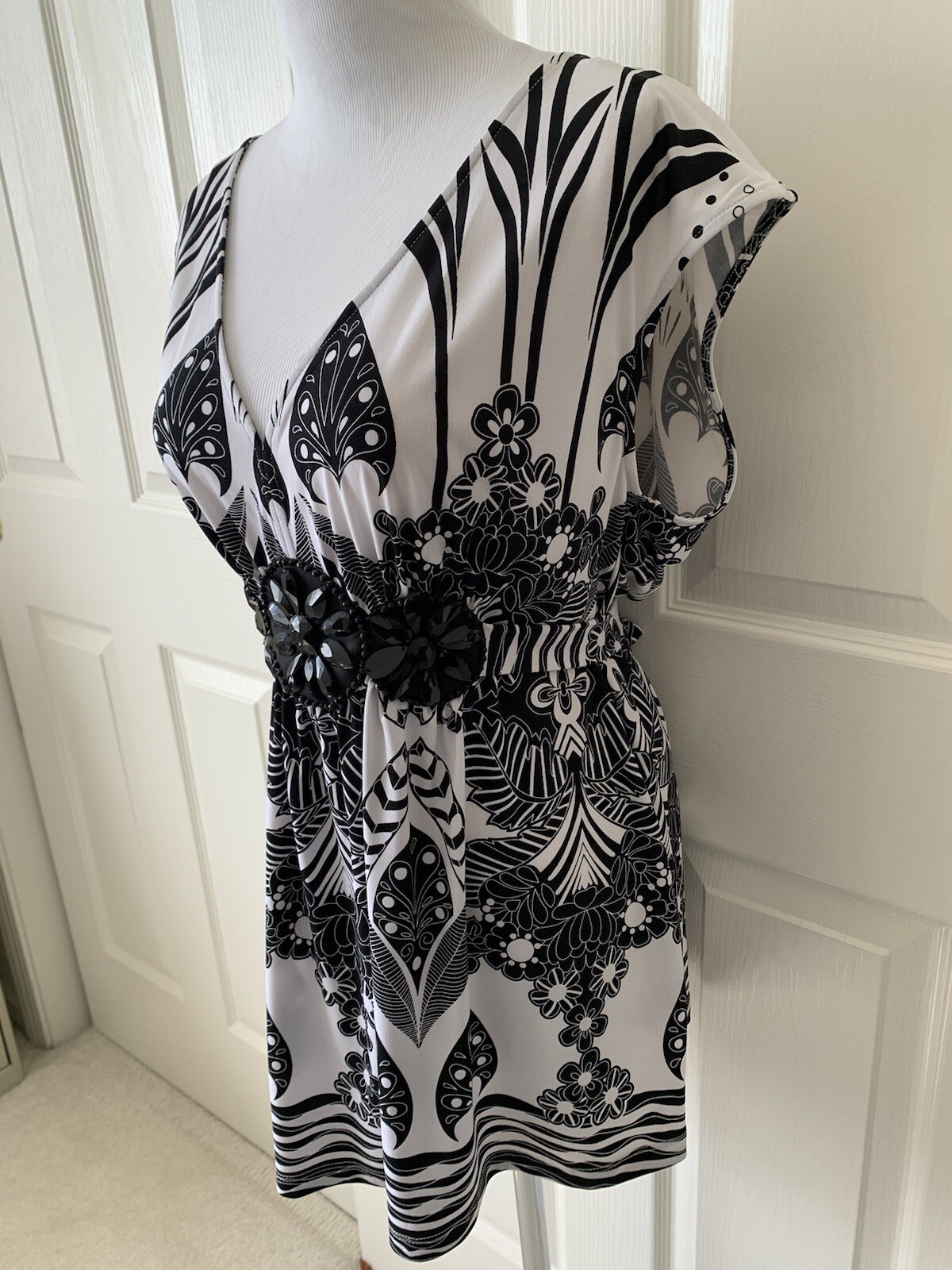 ECI LOVELY BEADED BLACK WHITE TIE BACK POLYESTER SPANDEX KNIT TOP – SIZE L