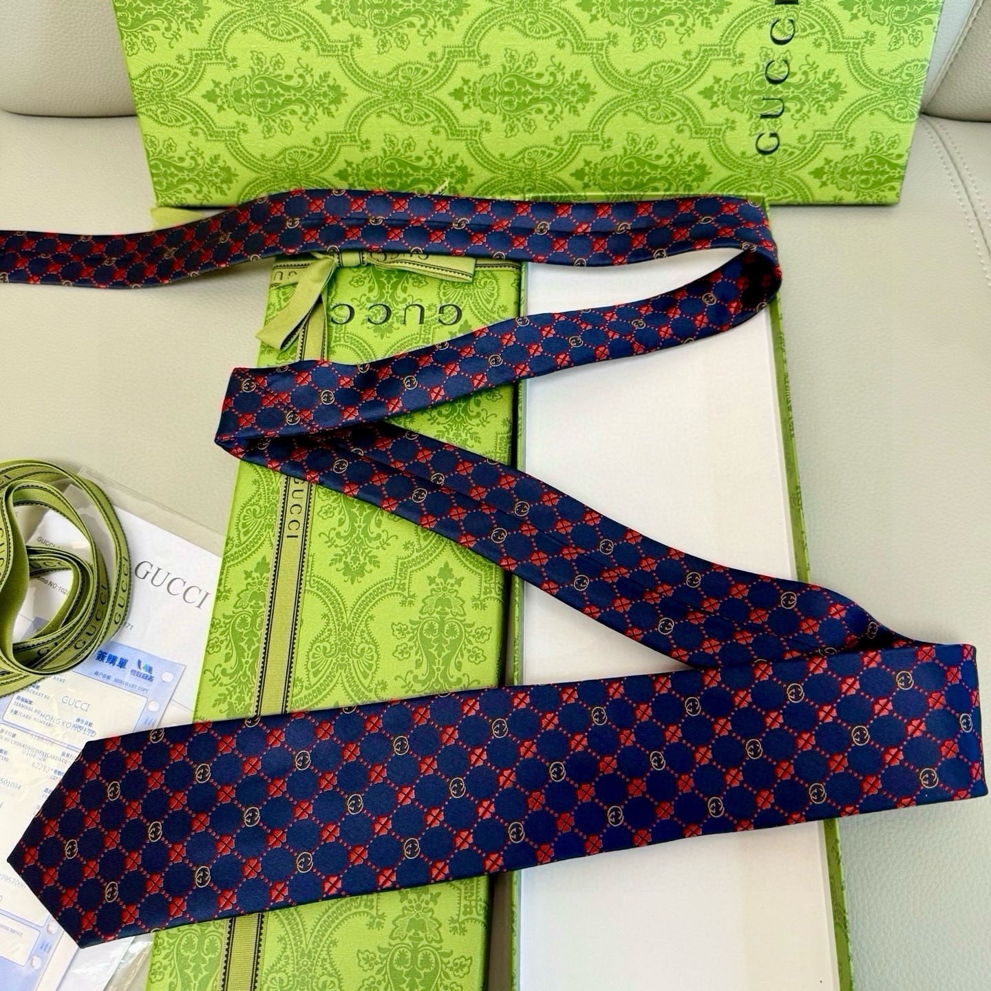 Gucci Men’s Designer silk Tie Blue/Red Geometric Logo Pattern Necktie in Box