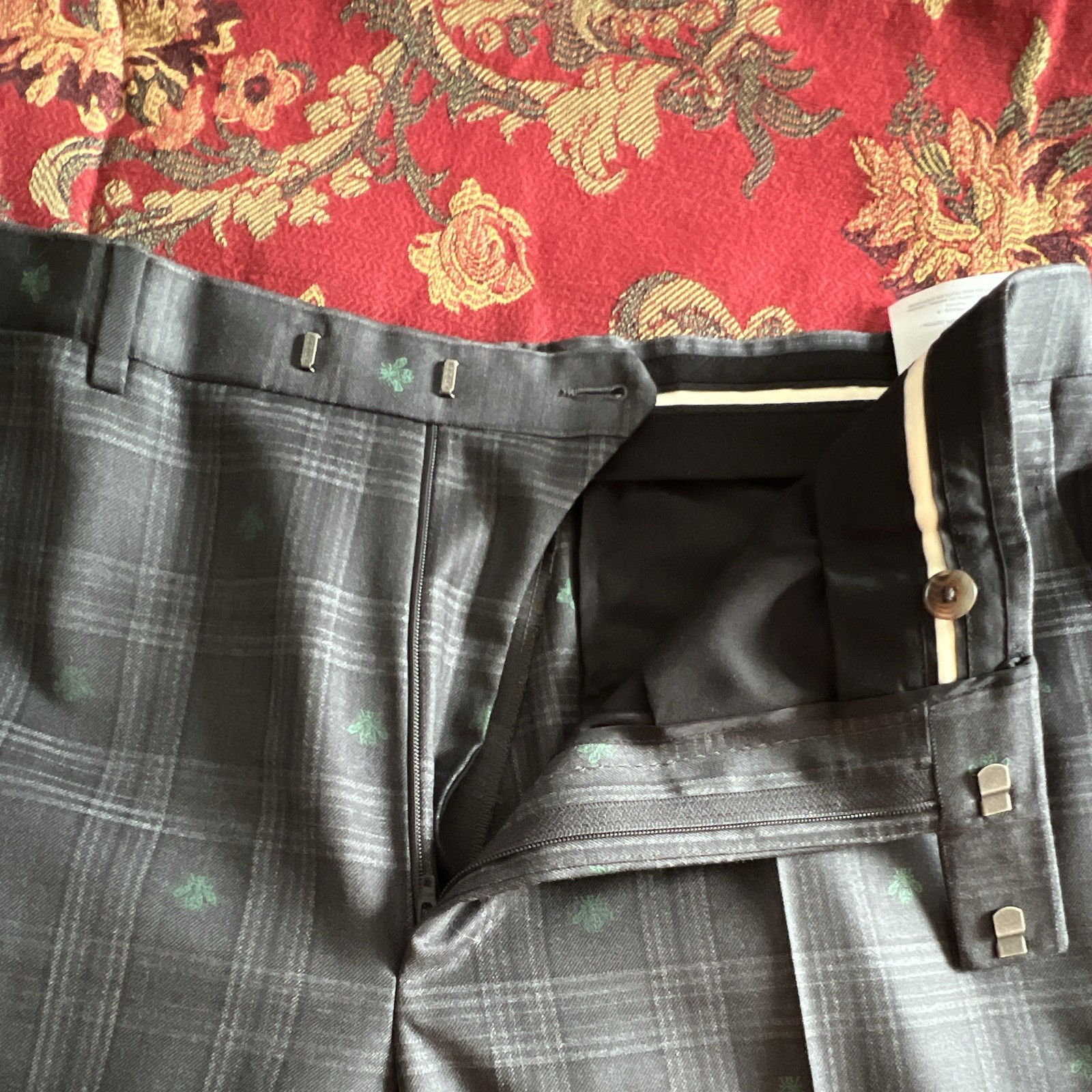 Gucci Men’s Gray Plaid with Bees Wool 2-Piece Suit EU54 44″ Chest
