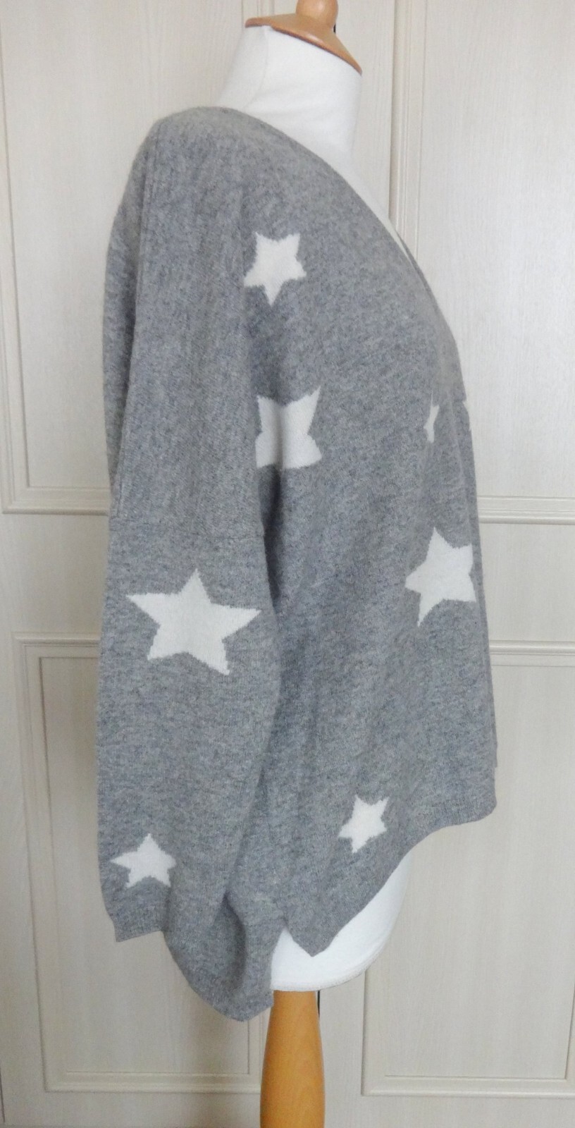 By Iris Cashmere Star Design V Neck Jumper – L