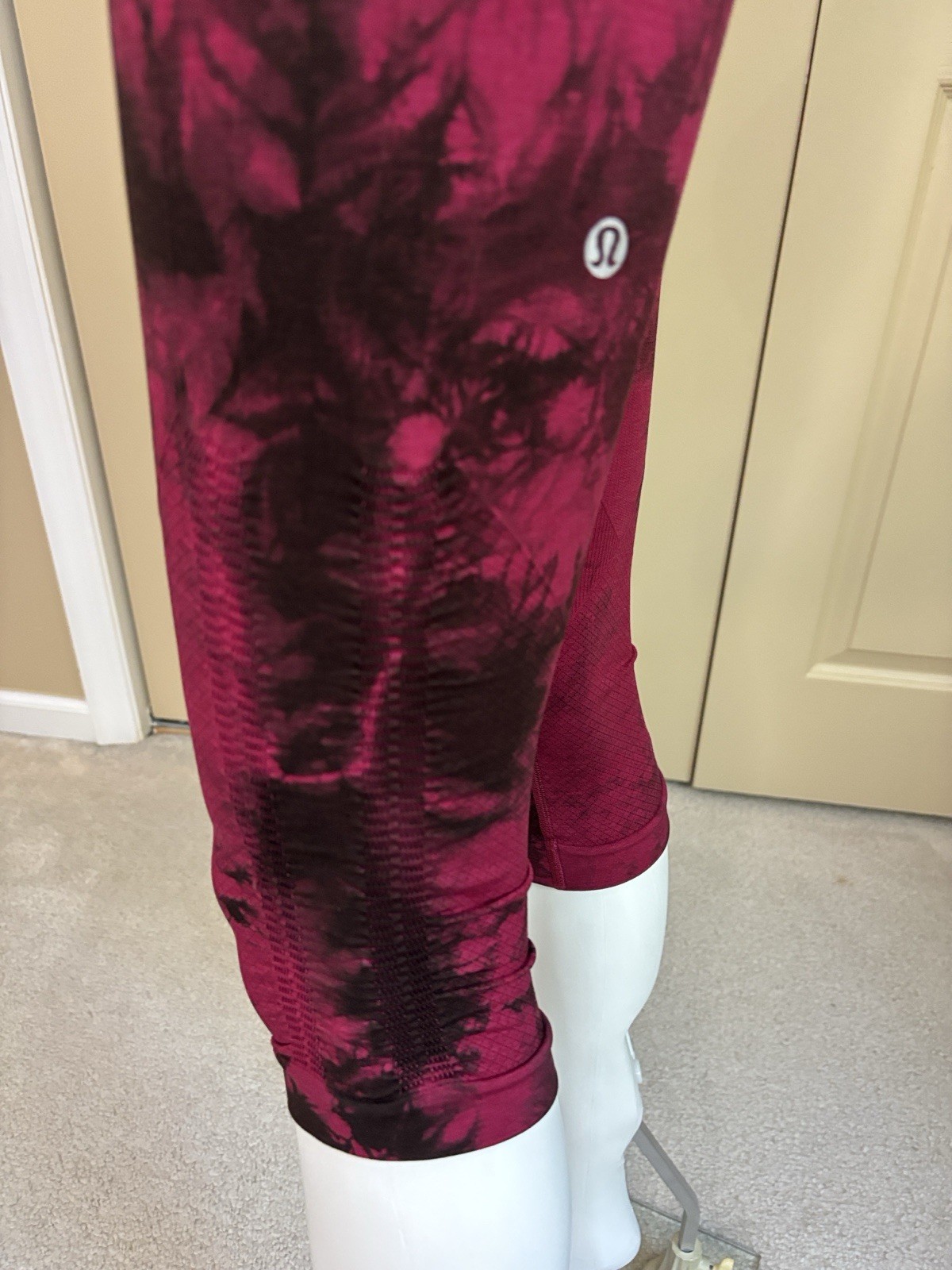 Lululemon Women’s In the Flow II Leggings Size 4 Wineberry Tie Dye Logo Accent