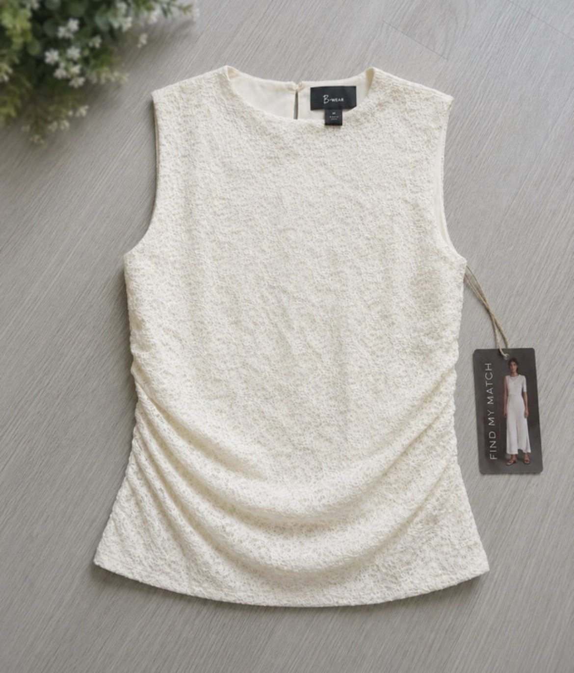 B.WEAR Women’s M Ivory Floral Lace Round Neck Keyhole Ruched Button Top SL