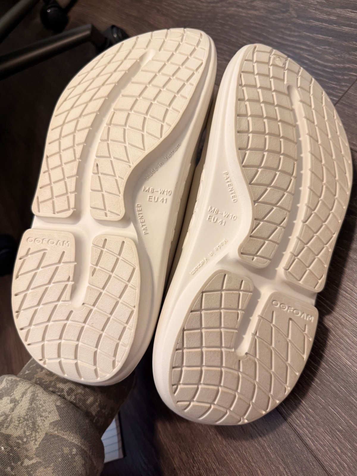 Oofos OOyea Plus Two Strap Sandal – White Chalk – Women’s 10