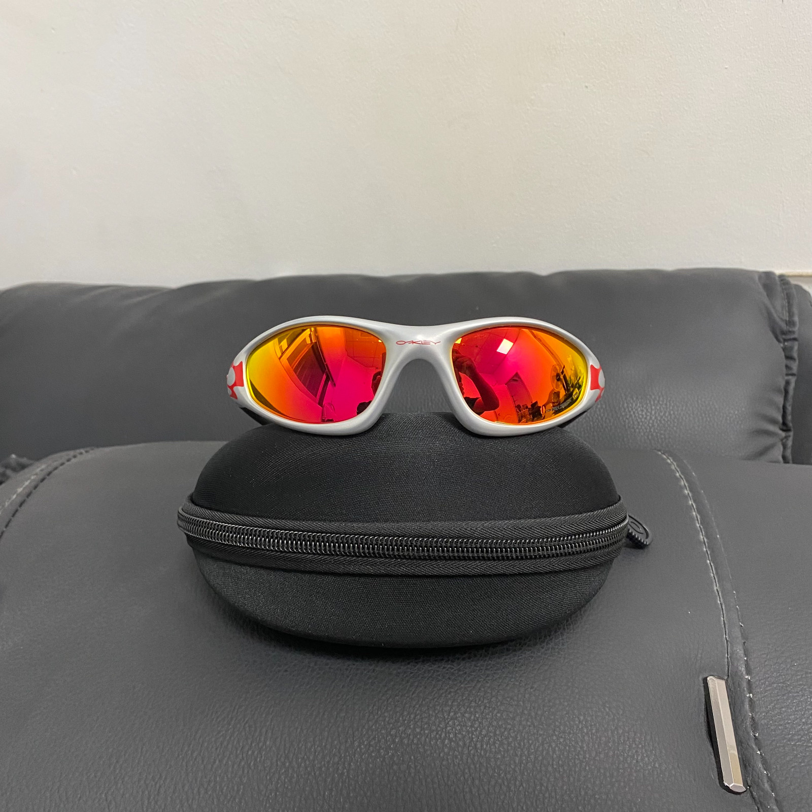Vintage Oakley Straight Jacket 99 Muzm 9505 Sunglasses Silver Frames Red Lenses