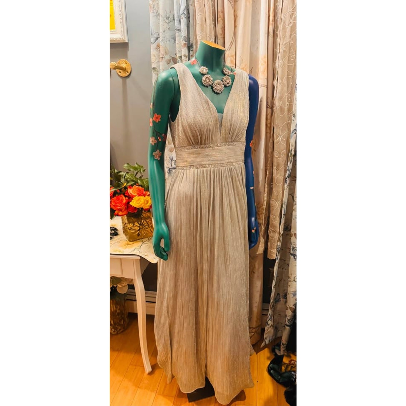 ✨ Morgan & Company Silver Shimmer Evening Gown – Size 10 ✨