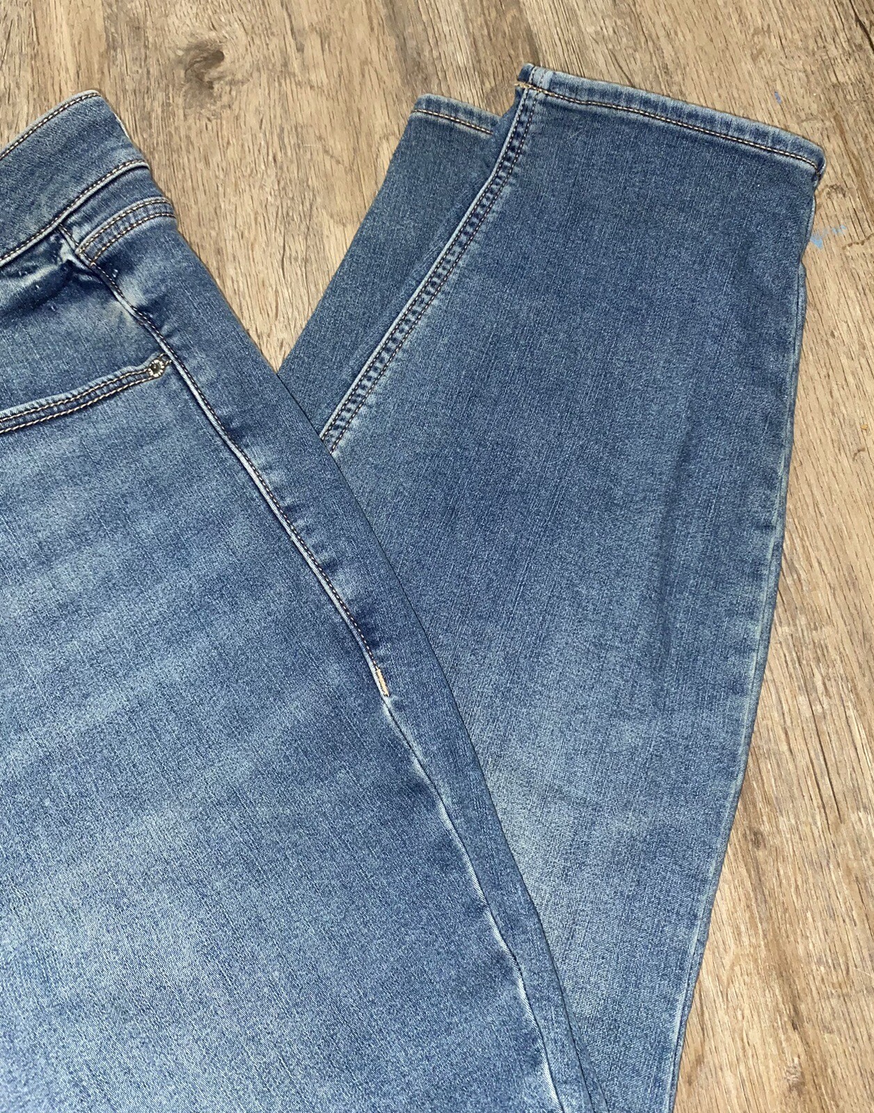 NWOT Old Navy Rockstar High Rise Super Skinny Jeans, Size 28￼