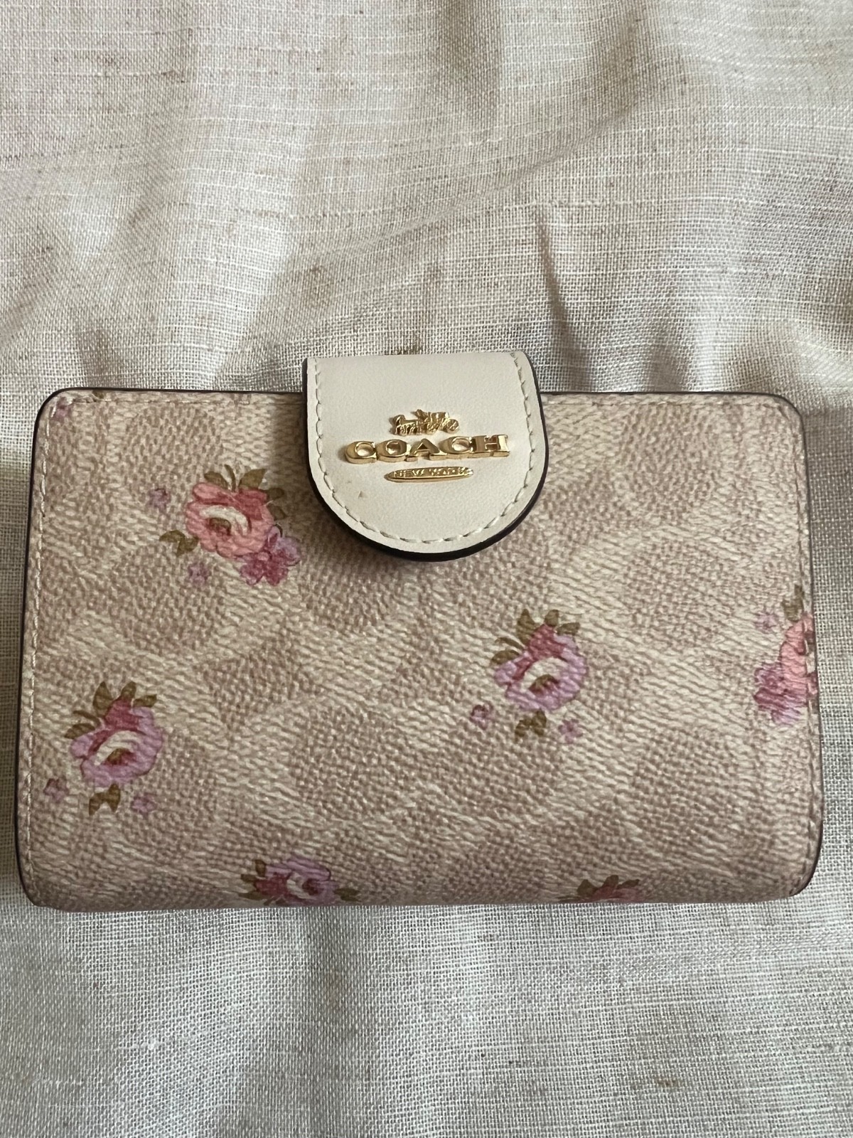 Assorted Coach purses, totes & wallets & Michael Kors tote. More pics, just ask.