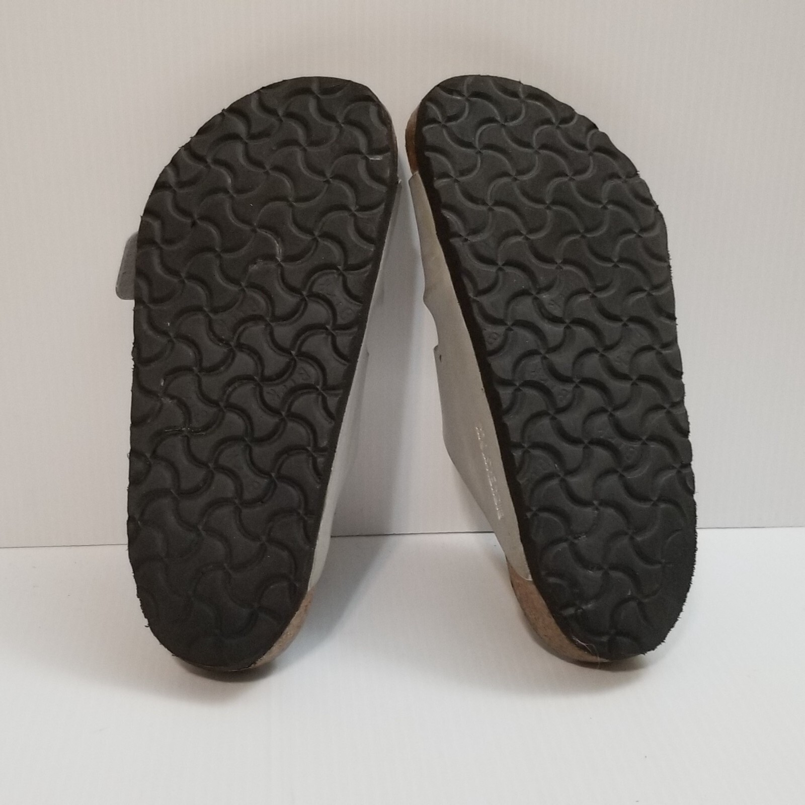Birkenstock Unisex Arizona BS Metallic Silver SandalsEU 37 Size Men 4/Women 6