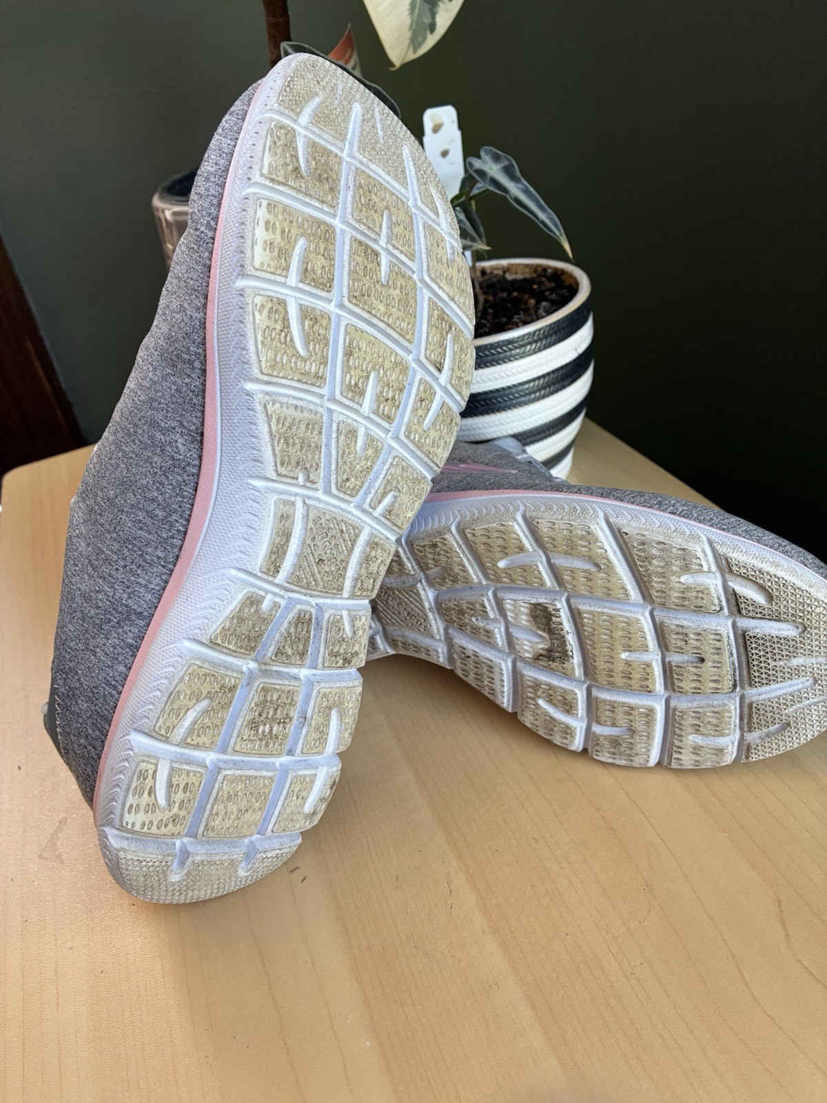 Skechers Summits, slip in sneakers, size 8 wide