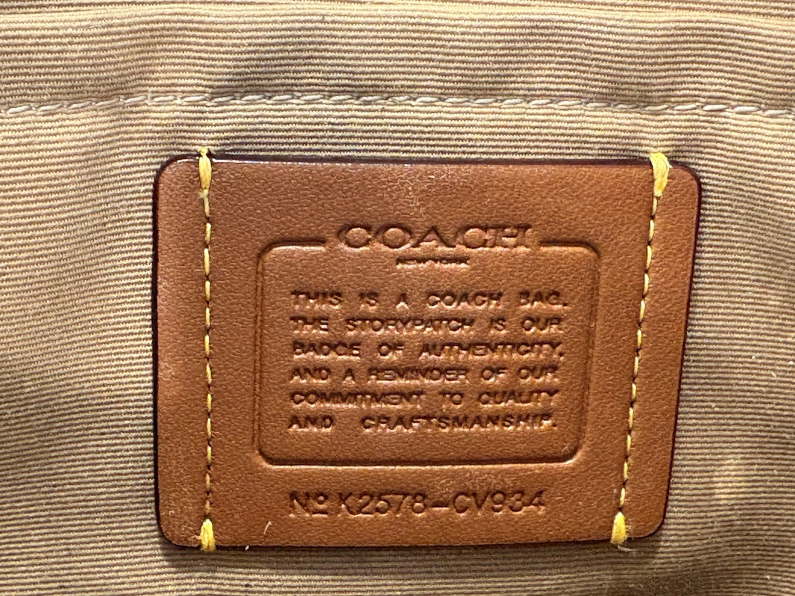 Coach Small Ivory Pebbled Shoulder Bag Gold Chain Strap Zip Top Detachable