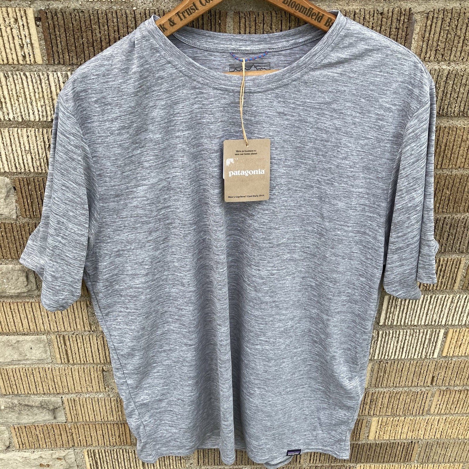 Patagonia Mens Medium Capilene Cool Daily Short Sleeve Feather Grey T-shirt NWT