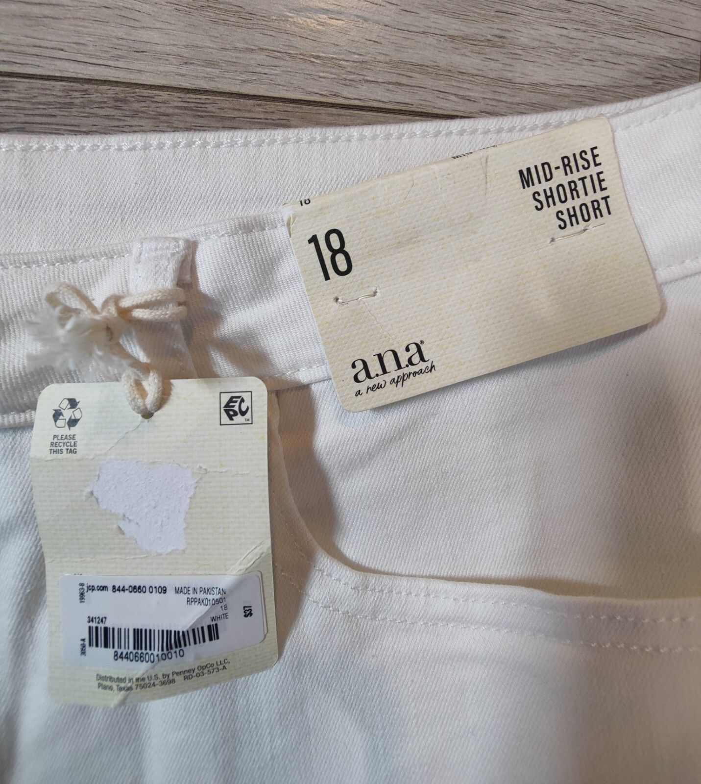 a.n.a NWT Womens Size 18 White Denim Mid-Rise Shortie Shorts 3.5 Inseam Raw Hem