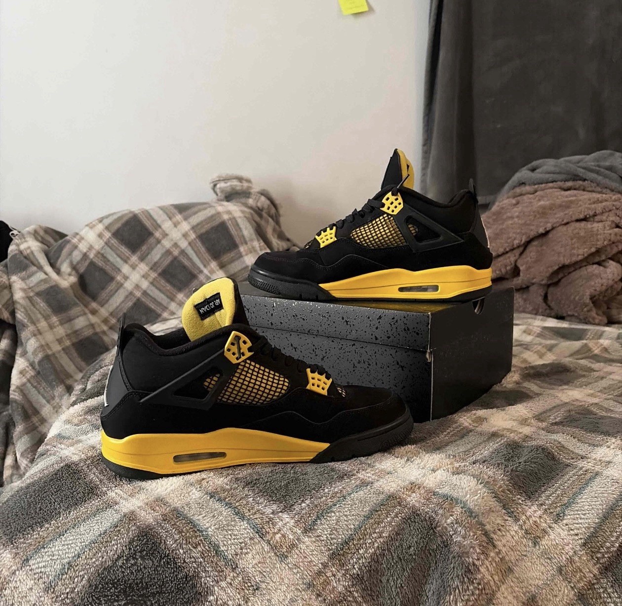 Jordan Air Jordan 4 Retro Thunder Black/Tour Yellow Mid Top DH6927-017